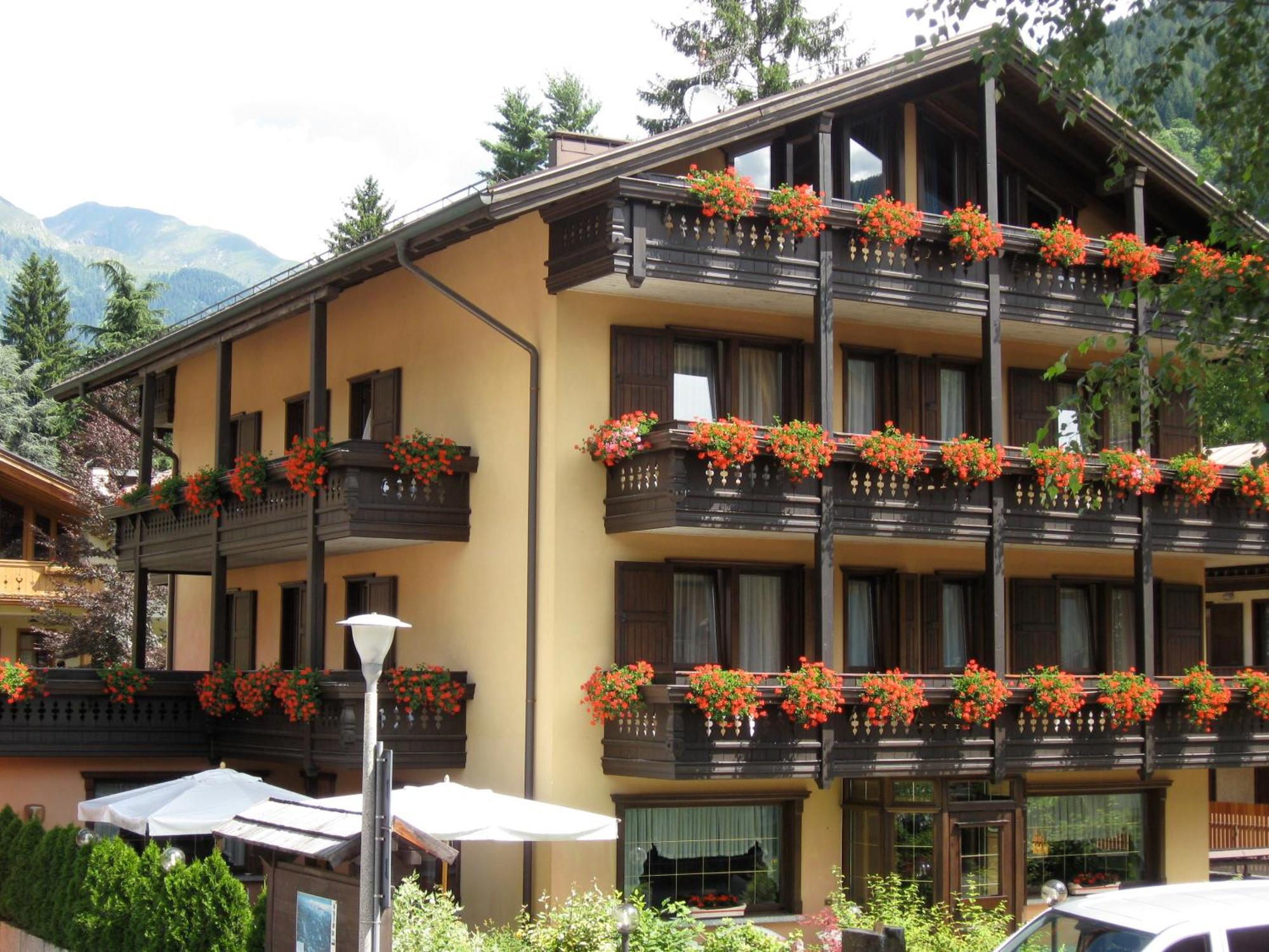 Hotel Binelli Pinzolo Exteriör bild