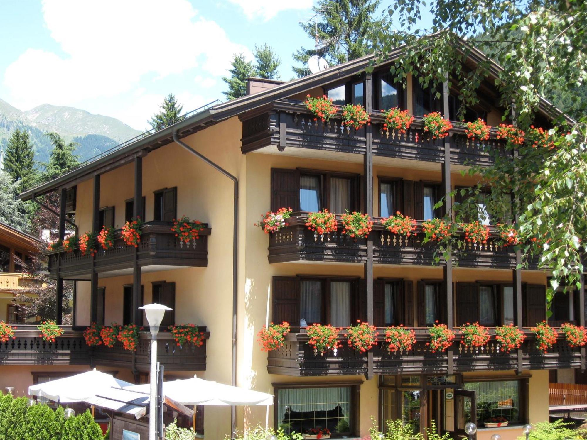 Hotel Binelli Pinzolo Exteriör bild